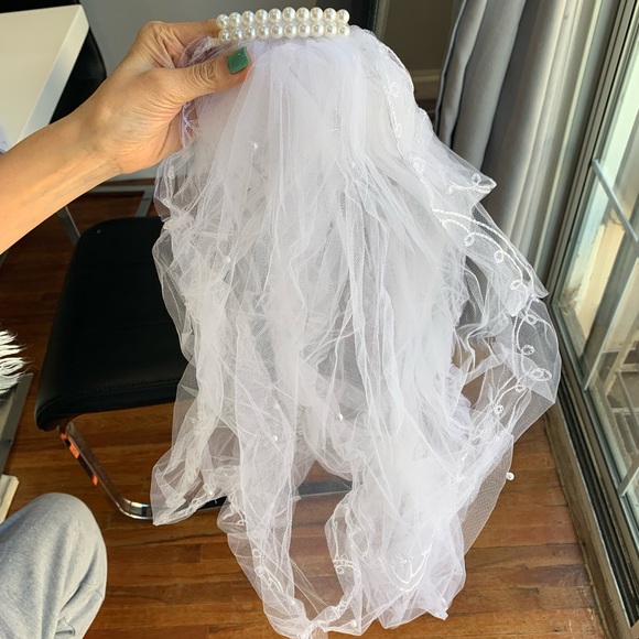 NEW MEDIUM WHITE BRIDAL DRESS - Picture 2 of 2